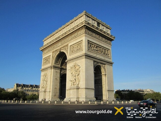 Busreise Paris günstig - Gratis unter dem Triumphbogen herumschlendern