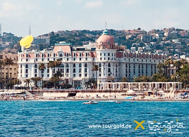 Wahrzeichen Nizzas: Hotel Negresco vom Wasser aus gesehen